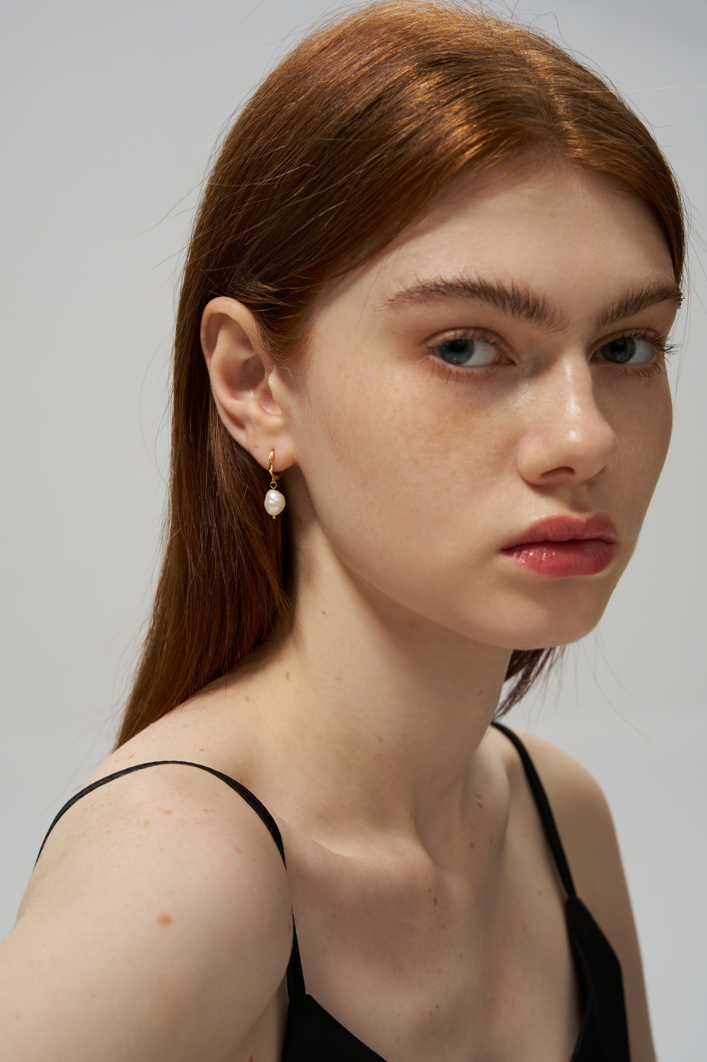 Pearl Charm Hoop earrings in Gold