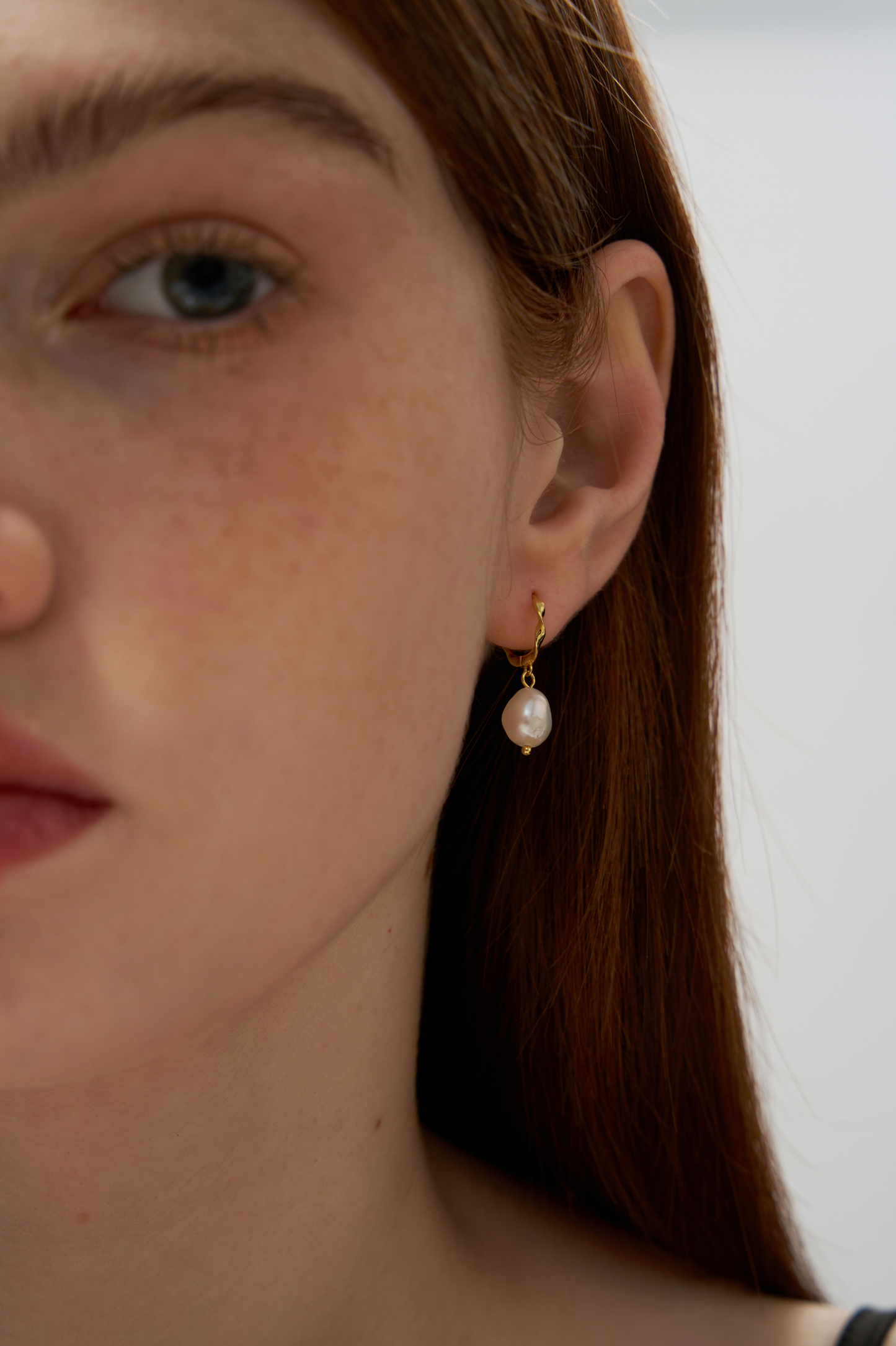 Pearl Charm Hoop earrings in Gold